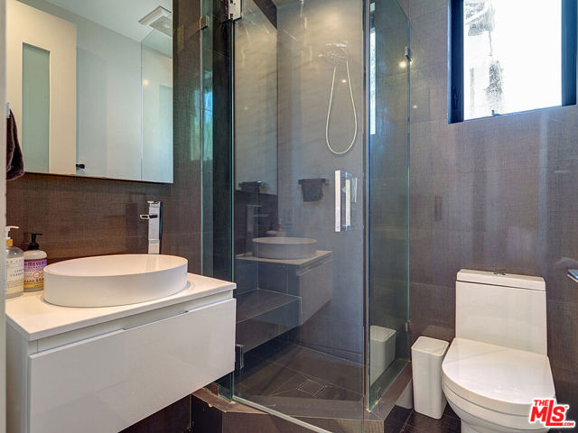 6360 Maryland Drive, Los Angeles CA: https://media.crmls.org/mediaz/3652772c-ce65-4bff-894f-099a5367f8cc.jpg