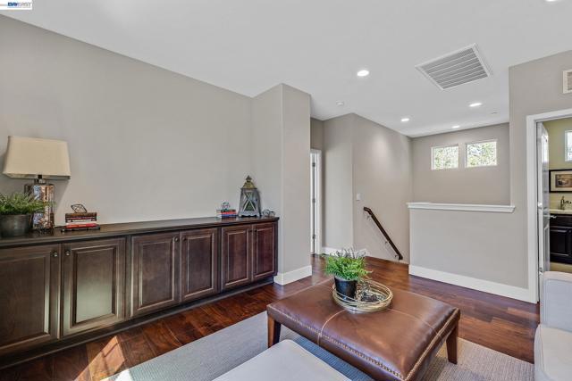 883 Barney Com, Livermore CA: https://media.crmls.org/mediaz/3652772d-4515-4f64-82f8-65d116edefe3.jpg