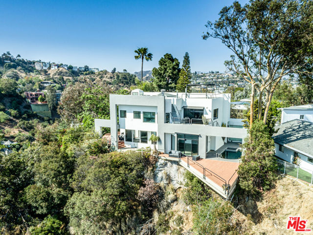 8424 Grand View Drive, Los Angeles CA: https://media.crmls.org/mediaz/3652e80a-6c78-4eba-a07d-bfea8e71620a.jpg