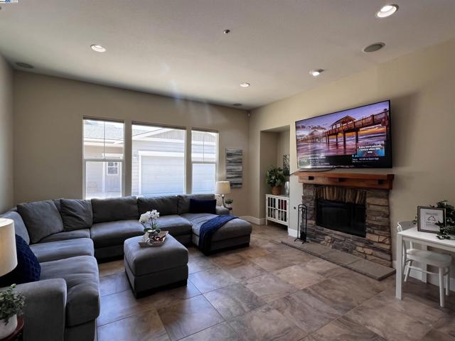 2344 Treadwell St, Livermore CA: https://media.crmls.org/mediaz/365373d2-f102-4d59-aae2-f284aad1aa8c.jpg