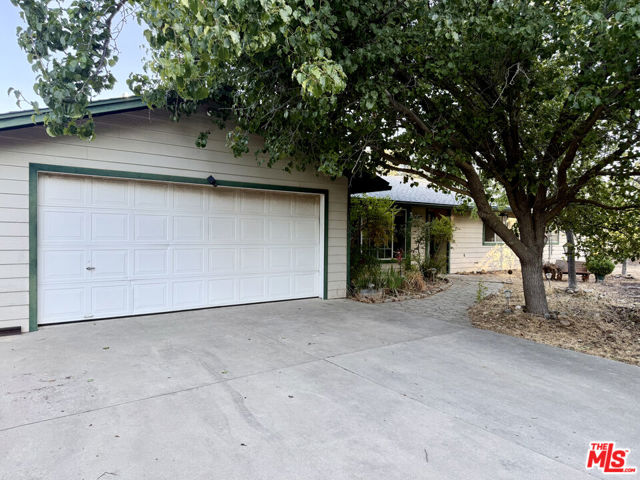 31199 Rolling Meadow Court, Coarsegold CA: https://media.crmls.org/mediaz/36537ccd-a02c-4cf2-96dc-c00d8b395b08.jpg
