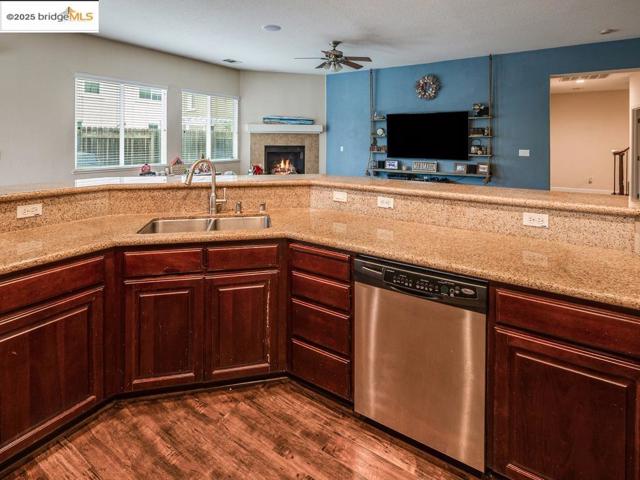 10 Da Vinci Ct, Oakley CA: https://media.crmls.org/mediaz/3654277b-fe3b-4891-84c2-aca1c939e48b.jpg