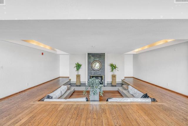 1 Appian Way, South San Francisco CA: https://media.crmls.org/mediaz/365430d5-66de-4a8a-81fb-1beb6d57ea2e.jpg