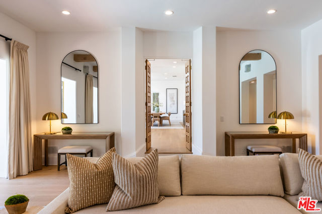 812 N Bedford Drive, Beverly Hills CA: https://media.crmls.org/mediaz/3654ce74-c07f-4192-9074-900095e49f60.jpg