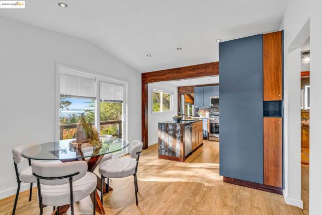 6141 Merriewood Dr, Oakland CA: https://media.crmls.org/mediaz/3656f1e6-0d88-4806-8dcf-1c04ba23263b.jpg