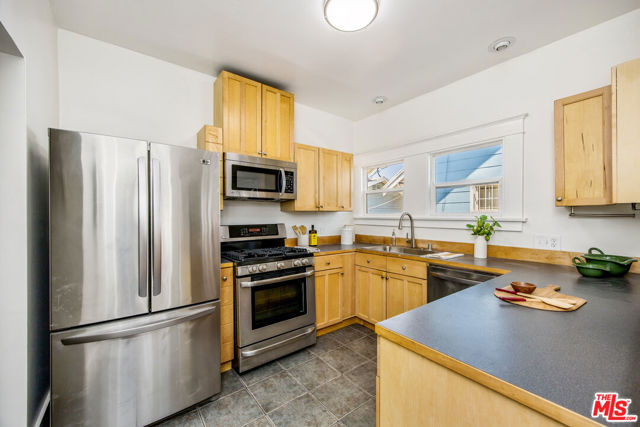 407 N Benton Way, Los Angeles CA: https://media.crmls.org/mediaz/36578627-f261-440b-8604-a0b2a657c503.jpg