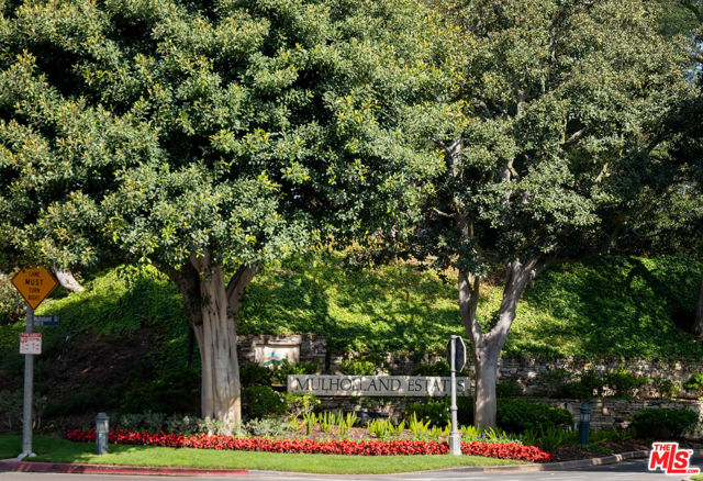 3303 Clerendon Road, Beverly Hills CA: https://media.crmls.org/mediaz/3658122a-79af-4c20-945a-9a24f03377e6.jpg