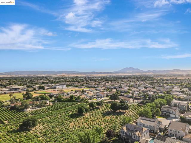 43 Sorrel Ct, Oakley CA: https://media.crmls.org/mediaz/3658a8f7-e1f8-4ab9-a0ae-f388c336df40.jpg