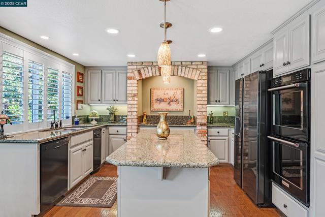 100 Chadbourne Dr, Danville CA: https://media.crmls.org/mediaz/3658be8c-d8a5-4d12-9e3e-07892525f61c.jpg