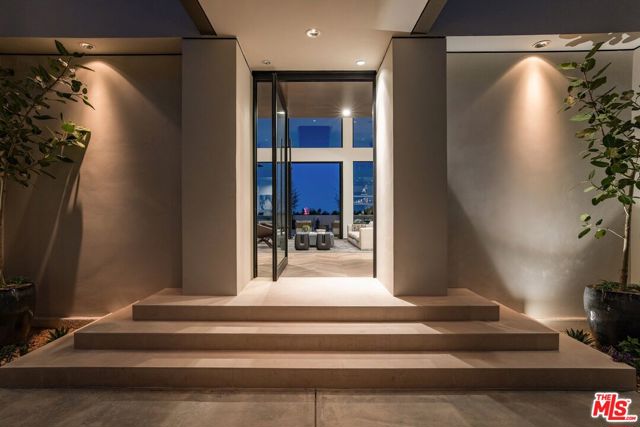 9405 Sierra Mar Place, Los Angeles CA: https://media.crmls.org/mediaz/3659d95e-0117-4f9f-8b3a-0a2a79422203.jpg