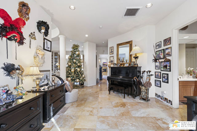 18 Calais Circle, Rancho Mirage CA: https://media.crmls.org/mediaz/365ccf8e-f9dc-4258-bfc4-0cb80416f9e3.jpg