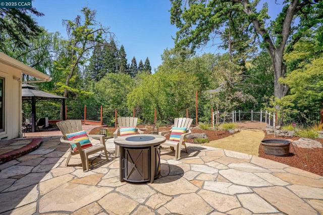 24 Ray Ct, Alamo CA: https://media.crmls.org/mediaz/365e1412-729f-4616-932a-f2641e8ec651.jpg