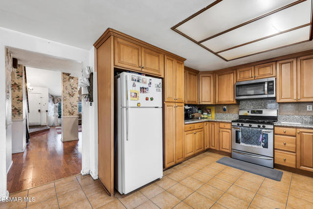 7565 Melvin Avenue, Reseda CA: https://media.crmls.org/mediaz/365e26f2-ba02-4579-96e3-12d297b346f4.jpg