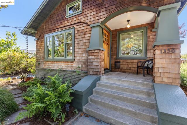 1350 Curtis St, Berkeley CA: https://media.crmls.org/mediaz/365f2ce0-6b97-4b19-ae55-cb54b4efd402.jpg
