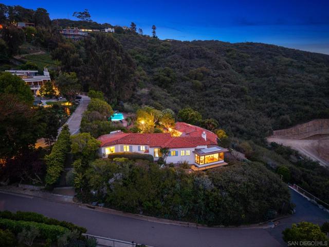7520 Hillside Dr, La Jolla CA: https://media.crmls.org/mediaz/366091ac-7134-4d9f-ba79-f5d1be90a2d9.jpg