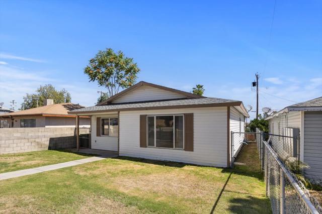 132 Center, Taft CA: https://media.crmls.org/mediaz/3661c6bd-d311-4a13-a3b5-cbe2343eb2f6.jpg