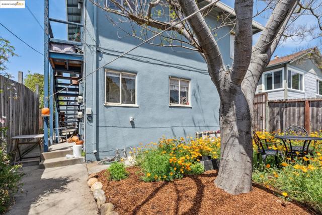 688 Alcatraz Ave, Oakland CA: https://media.crmls.org/mediaz/366239ad-eb84-4fe2-95b0-8209ca4f1b0f.jpg