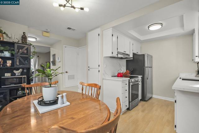 1435 Bel Air Dr, Concord CA: https://media.crmls.org/mediaz/366506fe-2962-4dd2-9c4e-1ec8c434206d.jpg