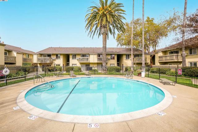 2562 Walnut Blvd, Walnut Creek CA: https://media.crmls.org/mediaz/366563e5-344a-469d-9103-41acad722d14.jpg