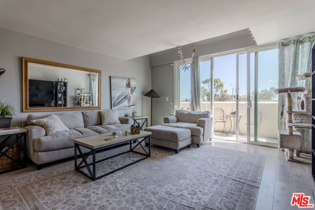 23901 Civic Center Way, Malibu CA: https://media.crmls.org/mediaz/3667d563-b60c-436b-bc3d-94e440b649d8.jpg