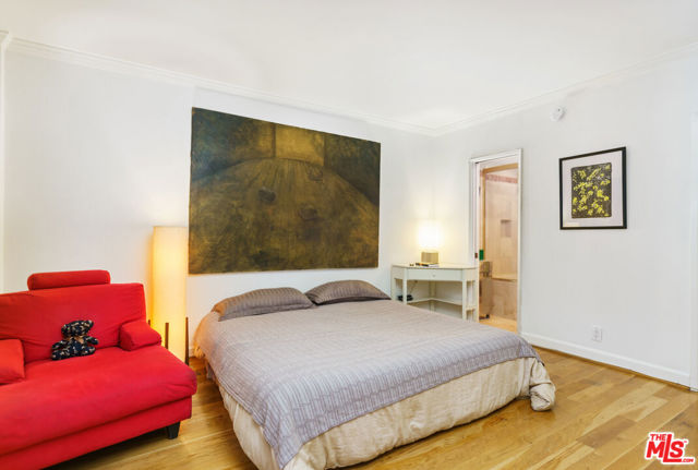 1131 Alta Loma Road, West Hollywood CA: https://media.crmls.org/mediaz/3669f564-561d-498f-87f9-2b5bbce3d676.jpg