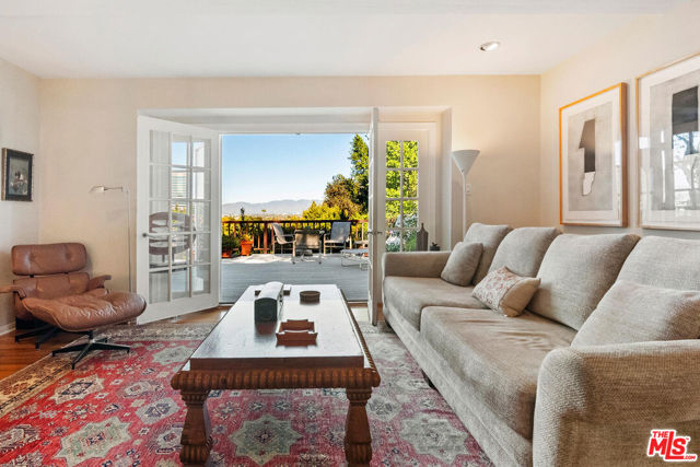 15213 Del Gado Drive, Sherman Oaks CA: https://media.crmls.org/mediaz/366ad45c-2f9a-4599-af8d-1c8175893fca.jpg