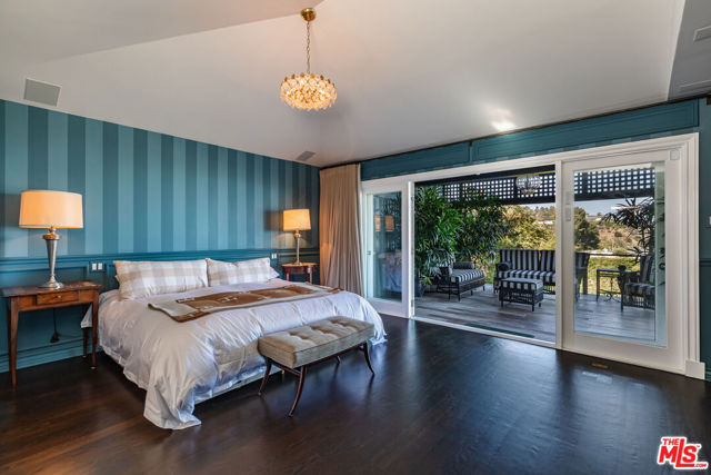 1612 Gilcrest Drive, Beverly Hills CA: https://media.crmls.org/mediaz/366b6fb8-4e53-472d-834f-ee4e591ab162.jpg