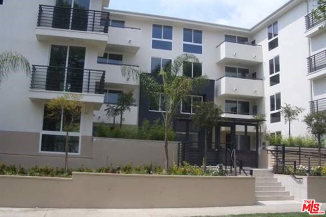 833 Edinburgh, Los Angeles CA: https://media.crmls.org/mediaz/366b9e26-6218-4093-9cda-6027d0445092.jpg
