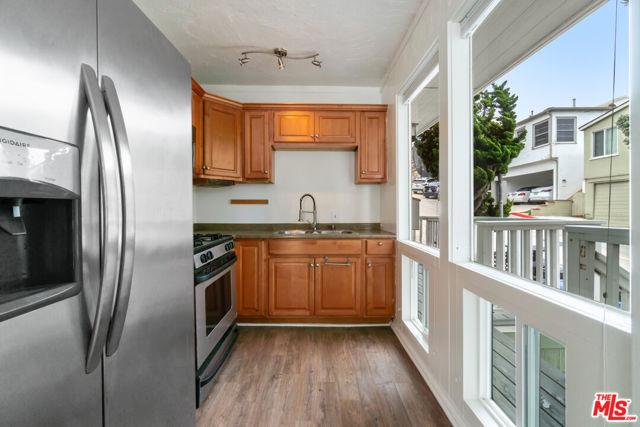 115 44th Street, Manhattan Beach CA: https://media.crmls.org/mediaz/366bd16a-1587-4370-9915-6bc5b2fa8465.jpg