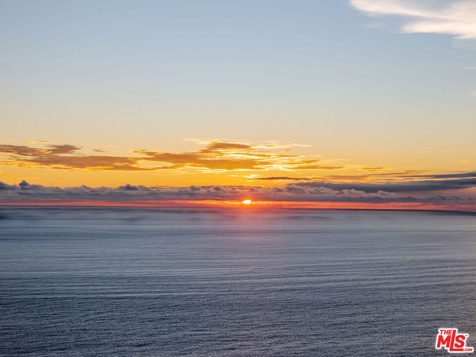 https://media.crmls.org/mediaz/366bf2ee-68e4-4e29-a298-2bc3ddafe54f.jpg?preset=X-Large