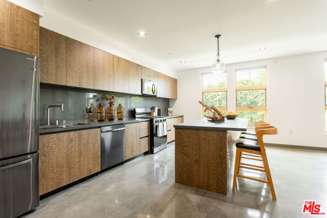 547 N Sweetzer Avenue, West Hollywood CA: https://media.crmls.org/mediaz/366c7ebe-a503-4375-a244-73395fda2021.jpg
