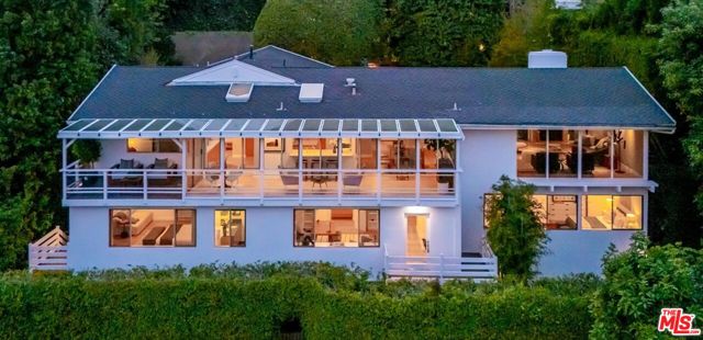 9316 Beverly Crest Drive, Beverly Hills CA: https://media.crmls.org/mediaz/366cde40-9cc6-46c4-a645-cfa911e2b5b5.jpg