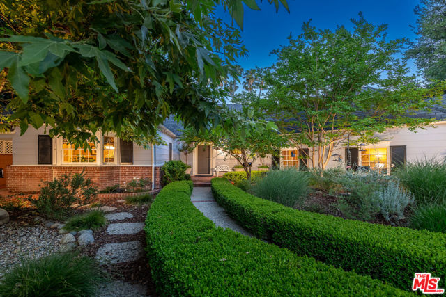 4722 Noeline Avenue, Encino CA: https://media.crmls.org/mediaz/366d4295-4d89-43ef-99bf-d1ff51cf9db3.jpg