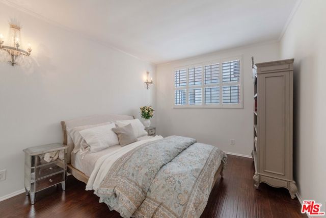 933 17th Street, Santa Monica CA: https://media.crmls.org/mediaz/366fe7d8-397f-40fc-913a-4070d8e8c289.jpg