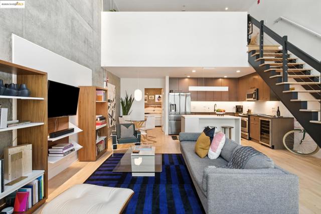 311 Oak St, Oakland CA: https://media.crmls.org/mediaz/36705d6c-553a-40f5-ac78-0d3219b7f194.jpg