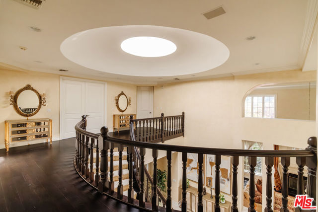 1202 San Vicente Boulevard, Santa Monica CA: https://media.crmls.org/mediaz/36706a46-36d3-4897-9f35-a95ba0449de6.jpg