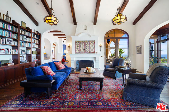 22800 Beckledge Terrace, Malibu CA: https://media.crmls.org/mediaz/367070e3-d887-4b30-88f4-b911c62128b1.jpg