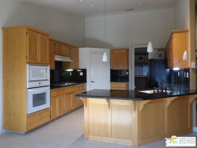 6950 Oak View Court, Oak Hills CA: https://media.crmls.org/mediaz/367094fc-d474-4b03-8b19-f70dbf36d78a.jpg