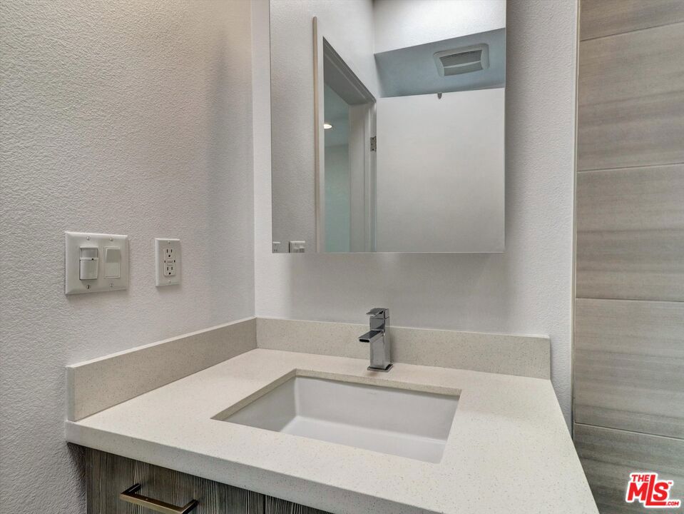 https://media.crmls.org/mediaz/3670a0ae-469c-4272-a843-a40652aa13ed.jpg?preset=X-Large