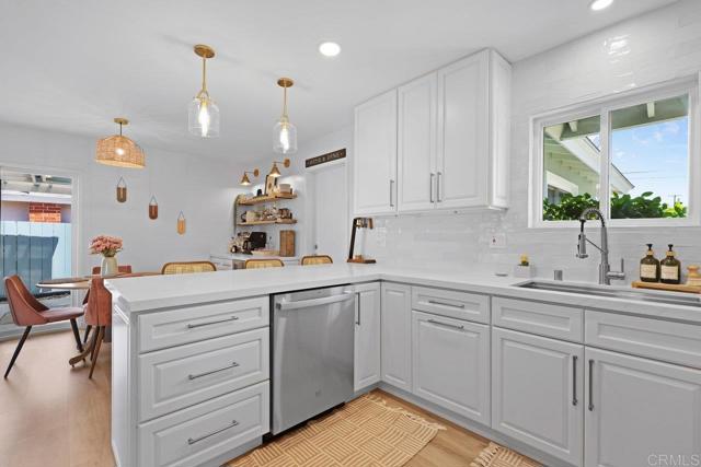 972 Maria Way, Chula Vista CA: https://media.crmls.org/mediaz/3670f42b-8086-4900-9453-9577c7ab3a23.jpg