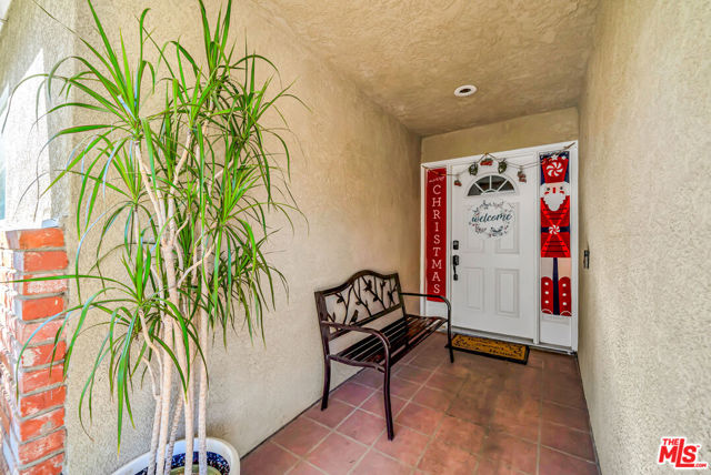 2425 Dusan Street, Simi Valley CA: https://media.crmls.org/mediaz/3671065c-e4f1-4be8-8325-285b4a577098.jpg