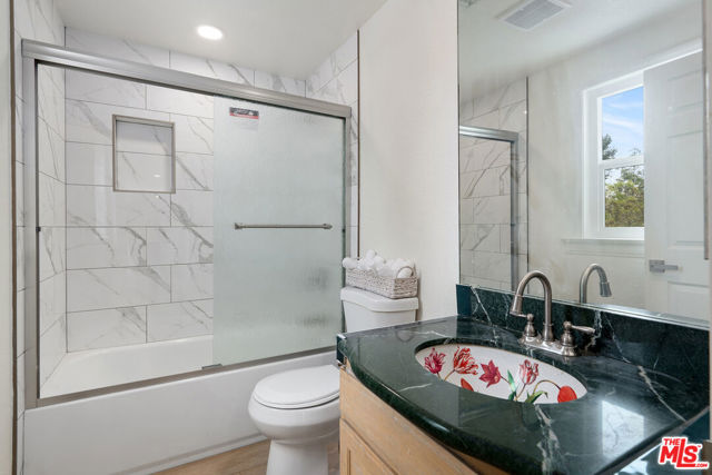 19555 Oxnard Street, Tarzana CA: https://media.crmls.org/mediaz/36713c2c-fbcd-462e-9da5-21ba021b5a53.jpg