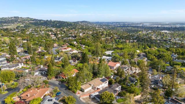 3920 Lakemead Way, Redwood City CA: https://media.crmls.org/mediaz/36714870-9227-45b8-b0f3-6be82beb2ba6.jpg