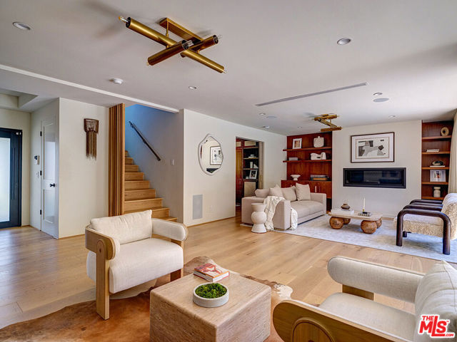 8674 Edwin Drive, Los Angeles CA: https://media.crmls.org/mediaz/36716207-f49c-47a1-949f-4c3e79106293.jpg