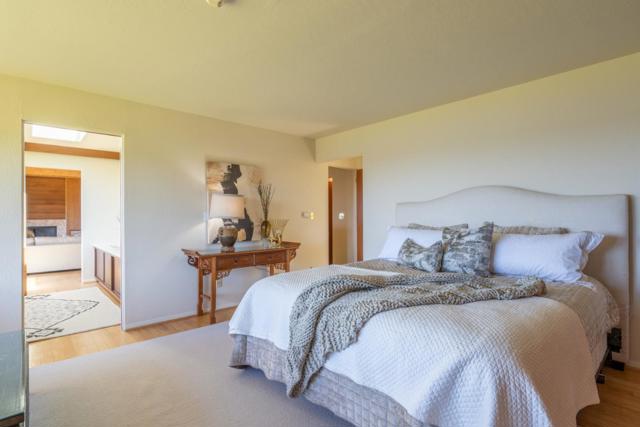 2952 Cuesta Way, Carmel CA: https://media.crmls.org/mediaz/36719946-8327-4039-897a-cb2a19581958.jpg