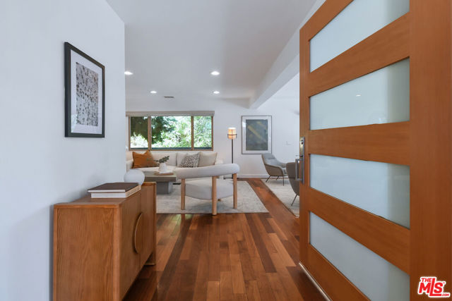 3471 Woodcliff Road, Sherman Oaks CA: https://media.crmls.org/mediaz/3671d750-c1cc-41f5-80f5-3edac7abcaa1.jpg