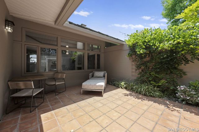 5931 Citadel CIR, La Jolla CA: https://media.crmls.org/mediaz/3671e193-1aca-4467-a2ae-311a3a79a8af.jpg