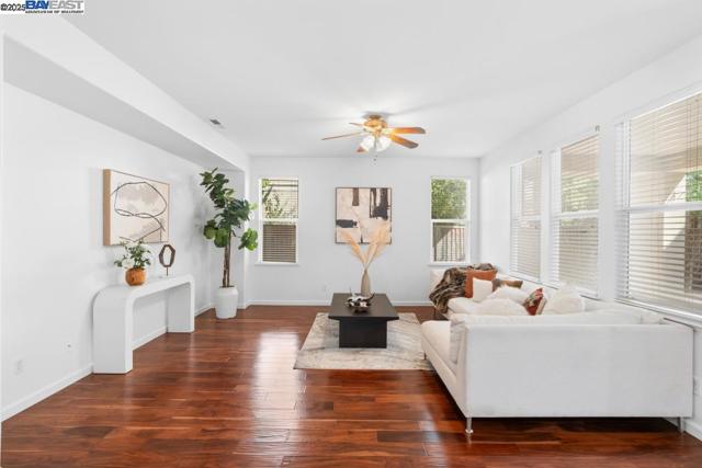 1525 Whispering Oaks Way, Pleasanton CA: https://media.crmls.org/mediaz/3673586d-7228-4280-91e7-680bb9e4d8cb.jpg
