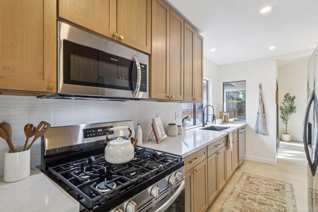 Detail Gallery Image 9 of 36 For 737 Nob Cir, Vista,  CA 92084 - 2 Beds | 2 Baths
