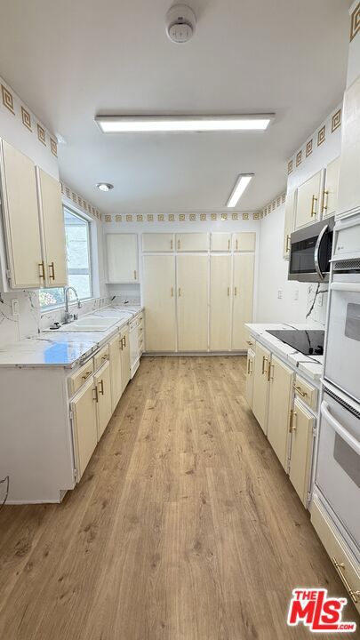14144 Dickens Street, Sherman Oaks CA: https://media.crmls.org/mediaz/3673d9fa-192e-458e-92b5-d43f1c14f29f.jpg